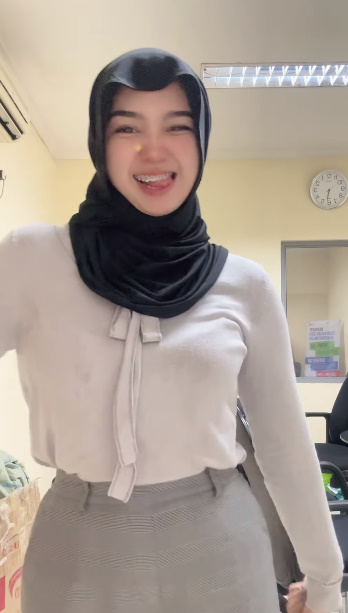 looking makes it hot_66