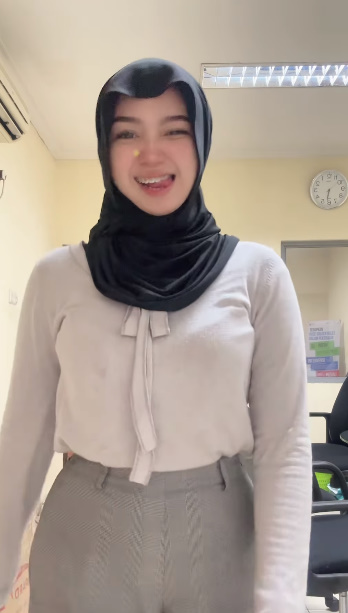 looking makes it hot_66