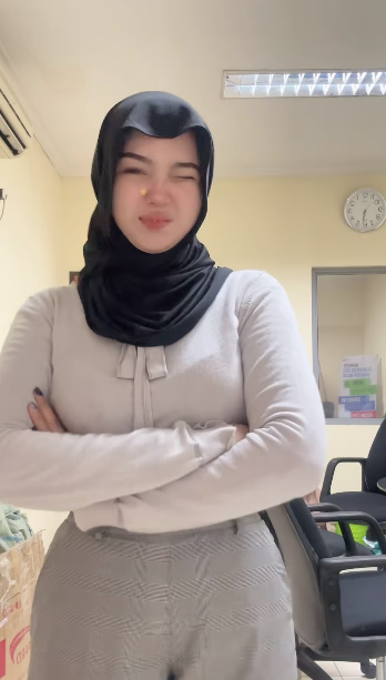 looking makes it hot_66