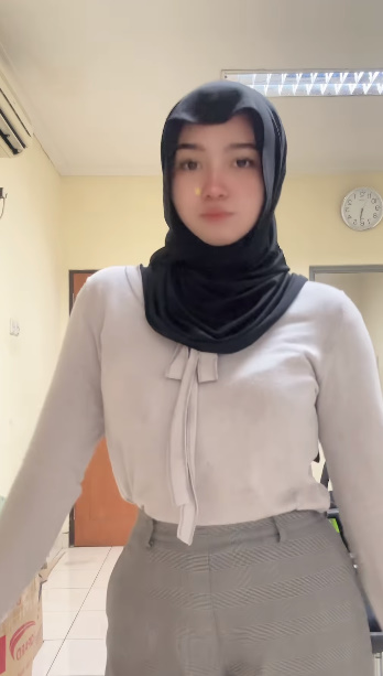 looking makes it hot_66