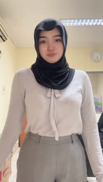 looking makes it hot_66