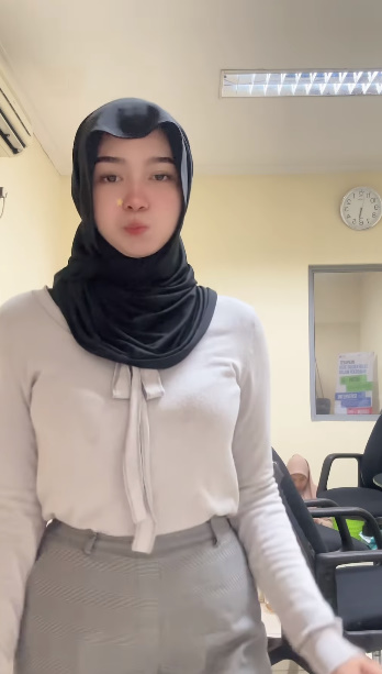 looking makes it hot_66