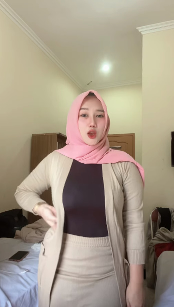 looking makes it hot_66