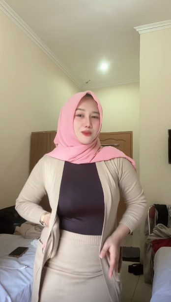 looking makes it hot_66