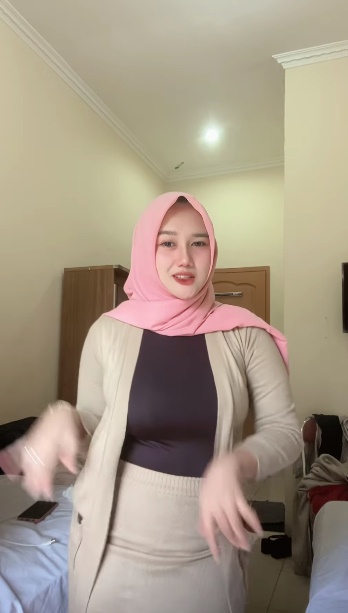 looking makes it hot_66