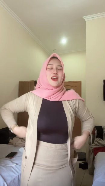 looking makes it hot_66