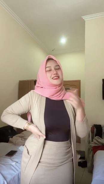 looking makes it hot_66