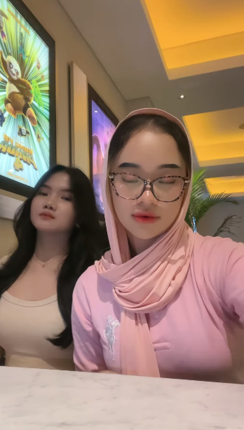 looking makes it hot_66