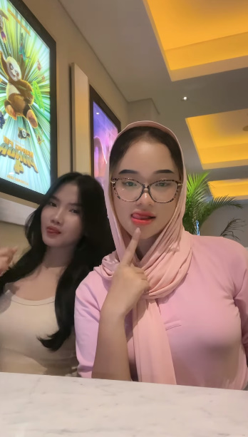 looking makes it hot_66