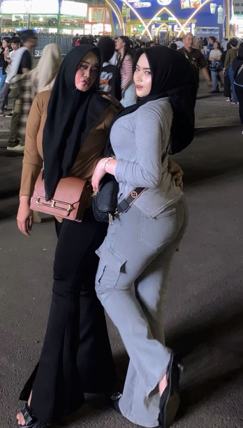 looking makes it hot_66