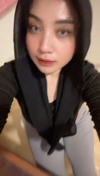 looking makes it hot_66