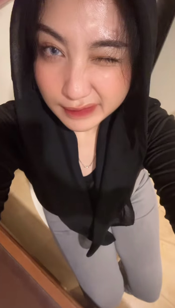 looking makes it hot_66