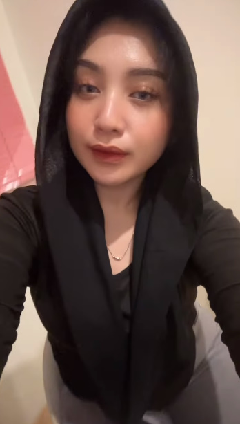 looking makes it hot_66