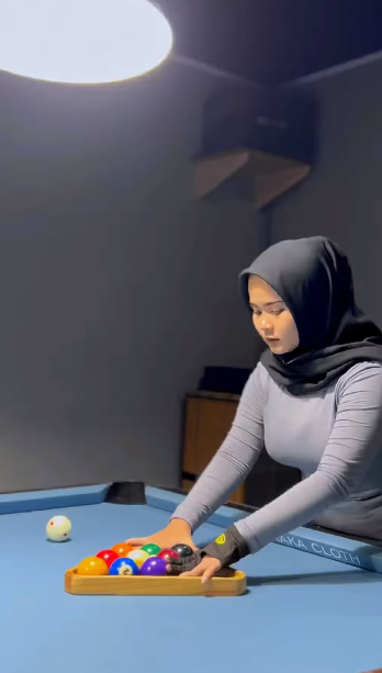 looking makes it hot_66