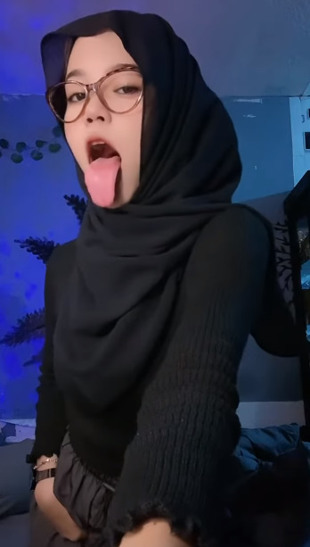 looking makes it hot_66