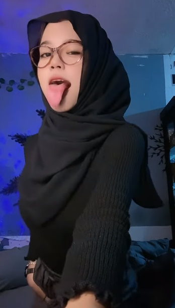 looking makes it hot_66