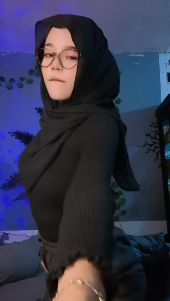 looking makes it hot_66