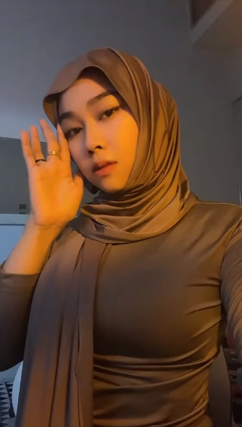 looking makes it hot_66