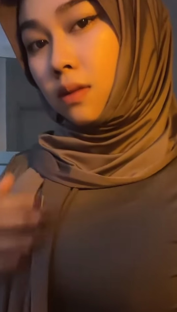 looking makes it hot_66