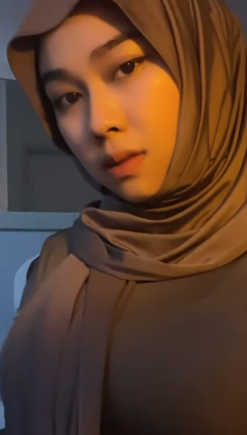 looking makes it hot_66