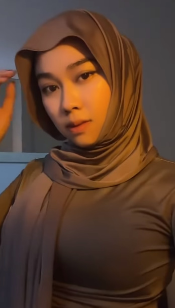 looking makes it hot_66