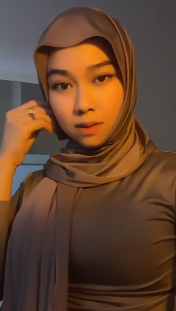 looking makes it hot_66