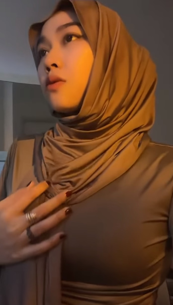 looking makes it hot_66