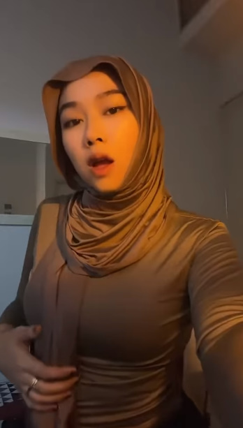 looking makes it hot_66