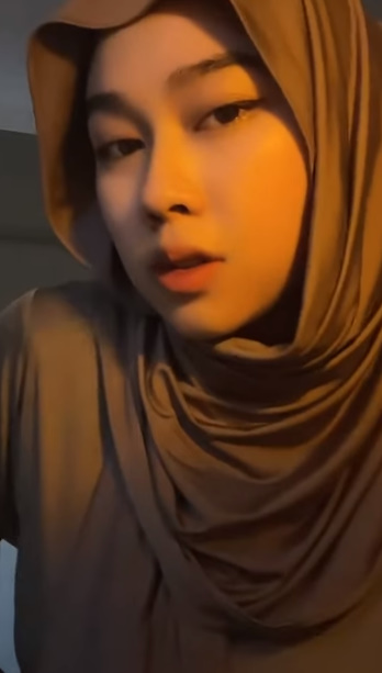 looking makes it hot_66