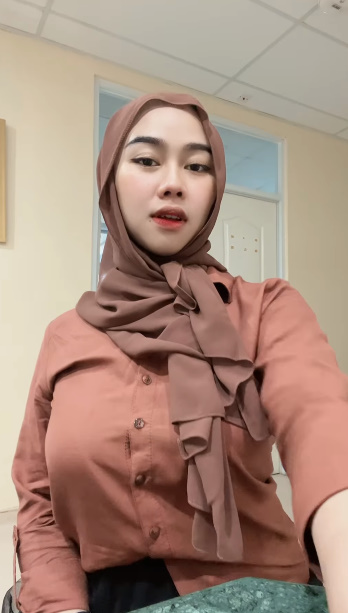 looking makes it hot_66