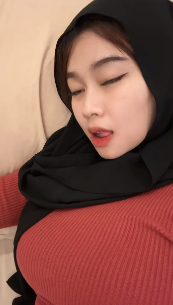 looking makes it hot_66