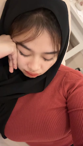 looking makes it hot_66