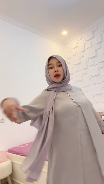 looking makes it hot_66