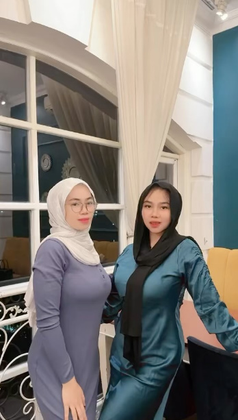 looking makes it hot_66