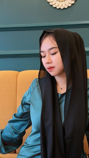 looking makes it hot_66