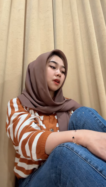 looking makes it hot_66