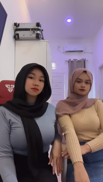 looking makes it hot_66