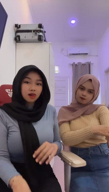 looking makes it hot_66