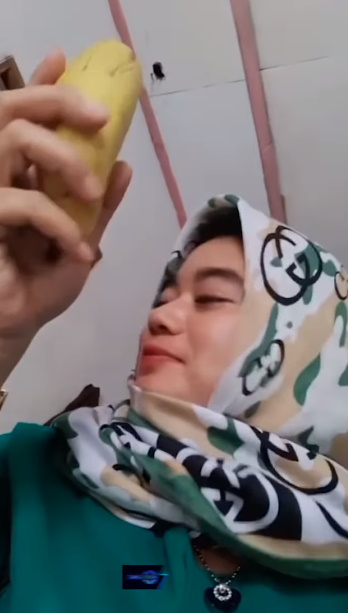 looking makes it hot_66