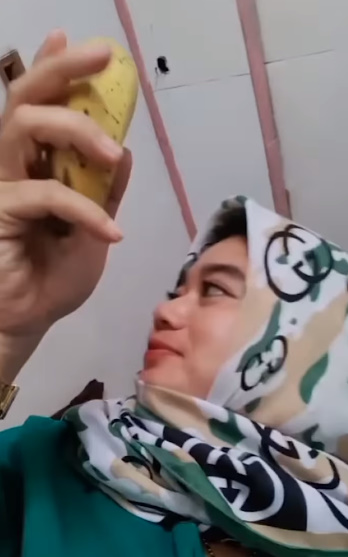 looking makes it hot_66