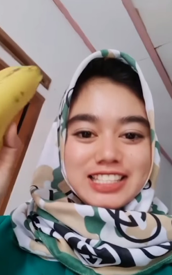 looking makes it hot_66