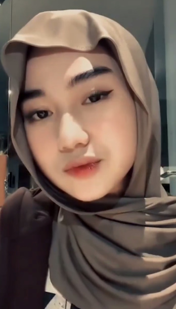 looking makes it hot_66