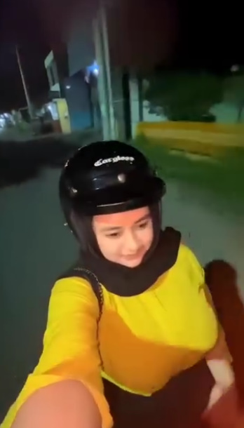 looking makes it hot_66