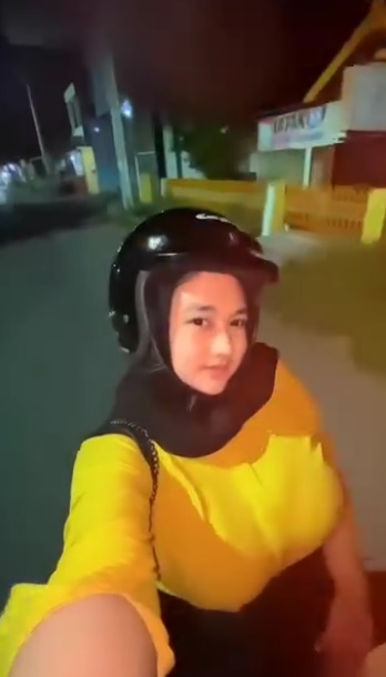 looking makes it hot_66