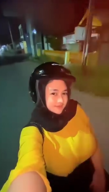 looking makes it hot_66