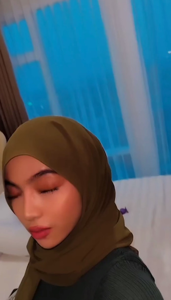 looking makes it hot_66