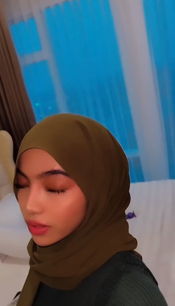 looking makes it hot_66