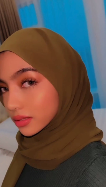 looking makes it hot_66