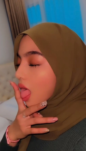 looking makes it hot_66