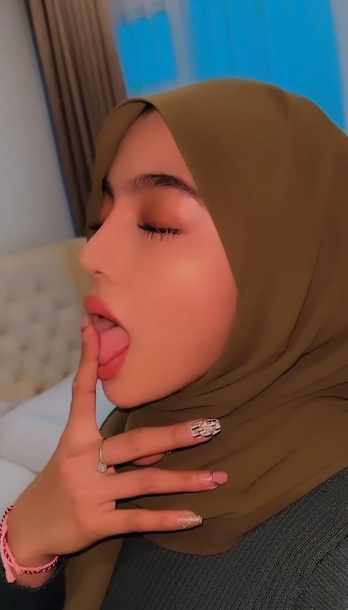 looking makes it hot_66